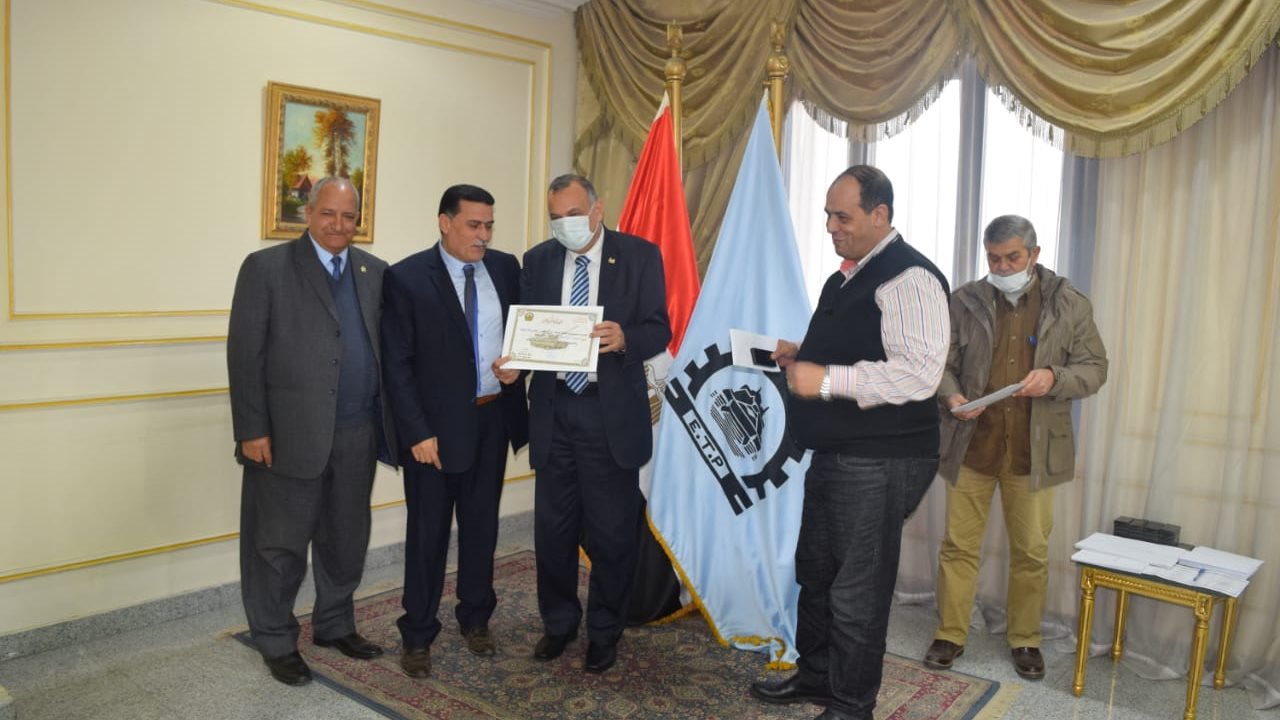 مصنع إنتاج وإصلاح المدرعات يكرم عدد من العاملين المتميزين