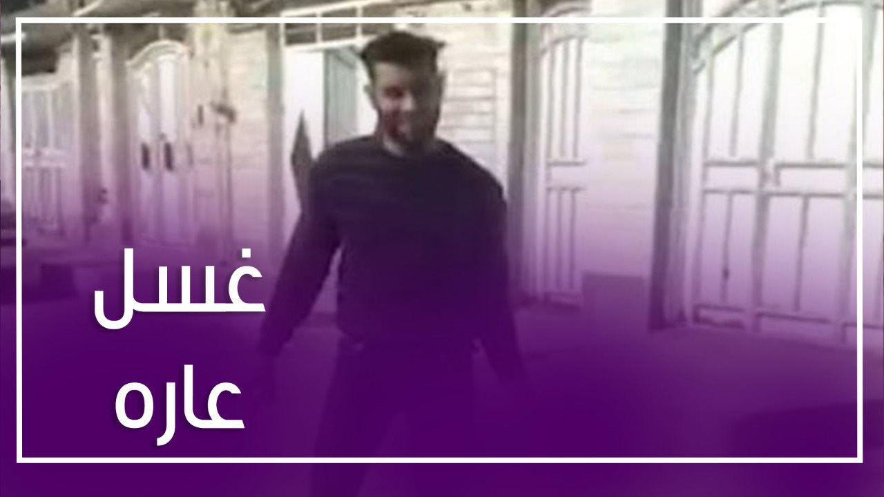 رجل يقطع رأس زوجته