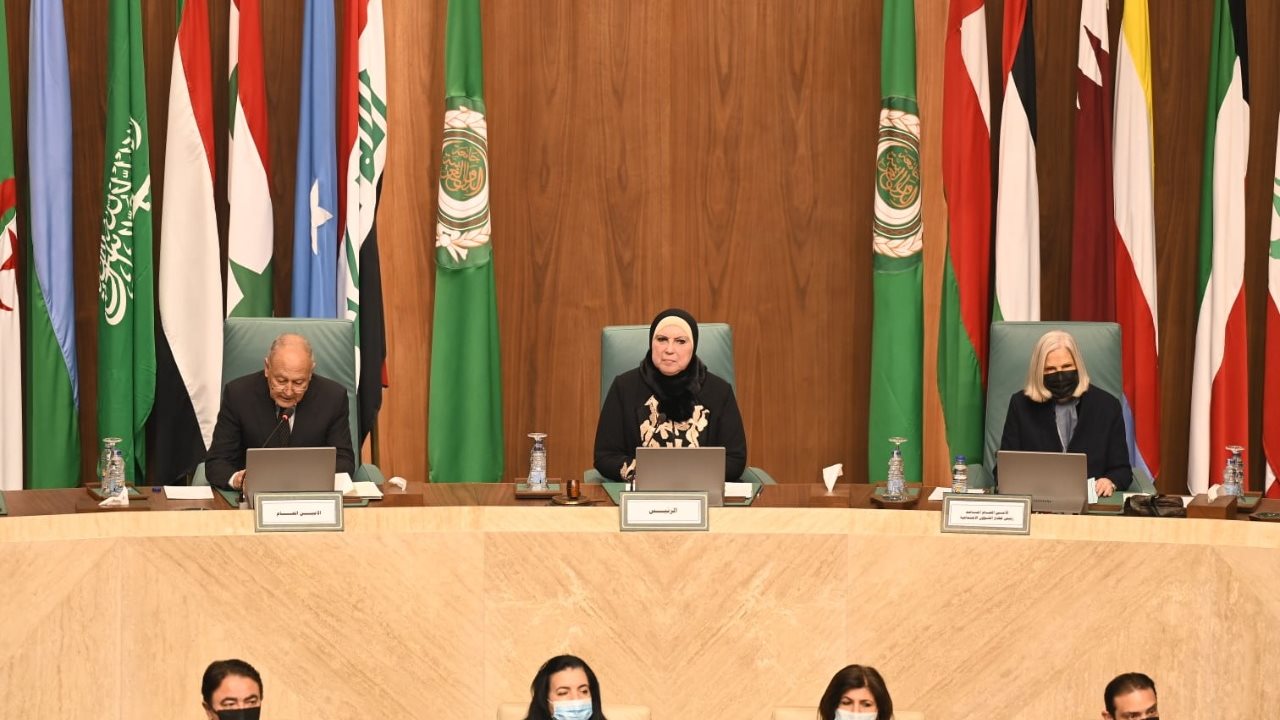 وزيرة التجارة خلال الجلسة 