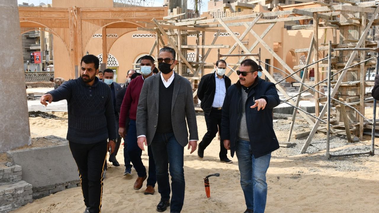 محافظ الفيوم أثناء الجولة