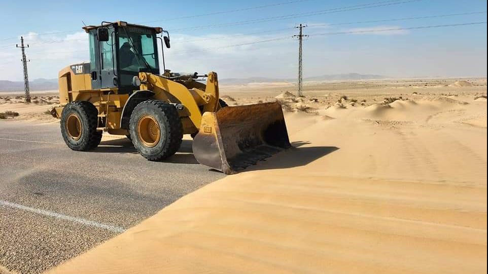 رفع الكثبان الرملية من علي الطرق بسيناء