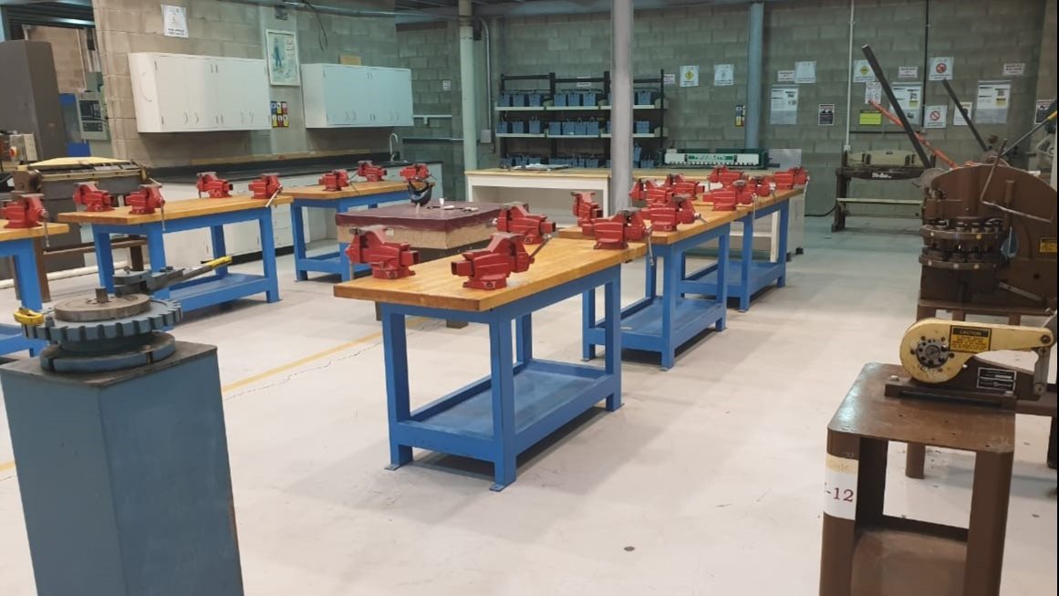 معدات التدريب علي تشكيل المعادن  أرشيفية 