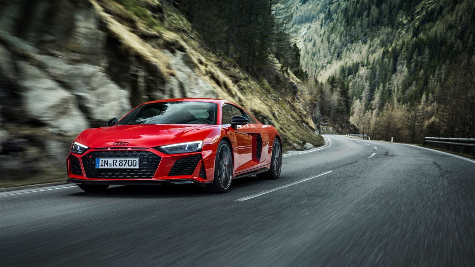 اودي R8 بقوة 1700 حصان في سباق تسارع ضد Tesla Model S Plaid 