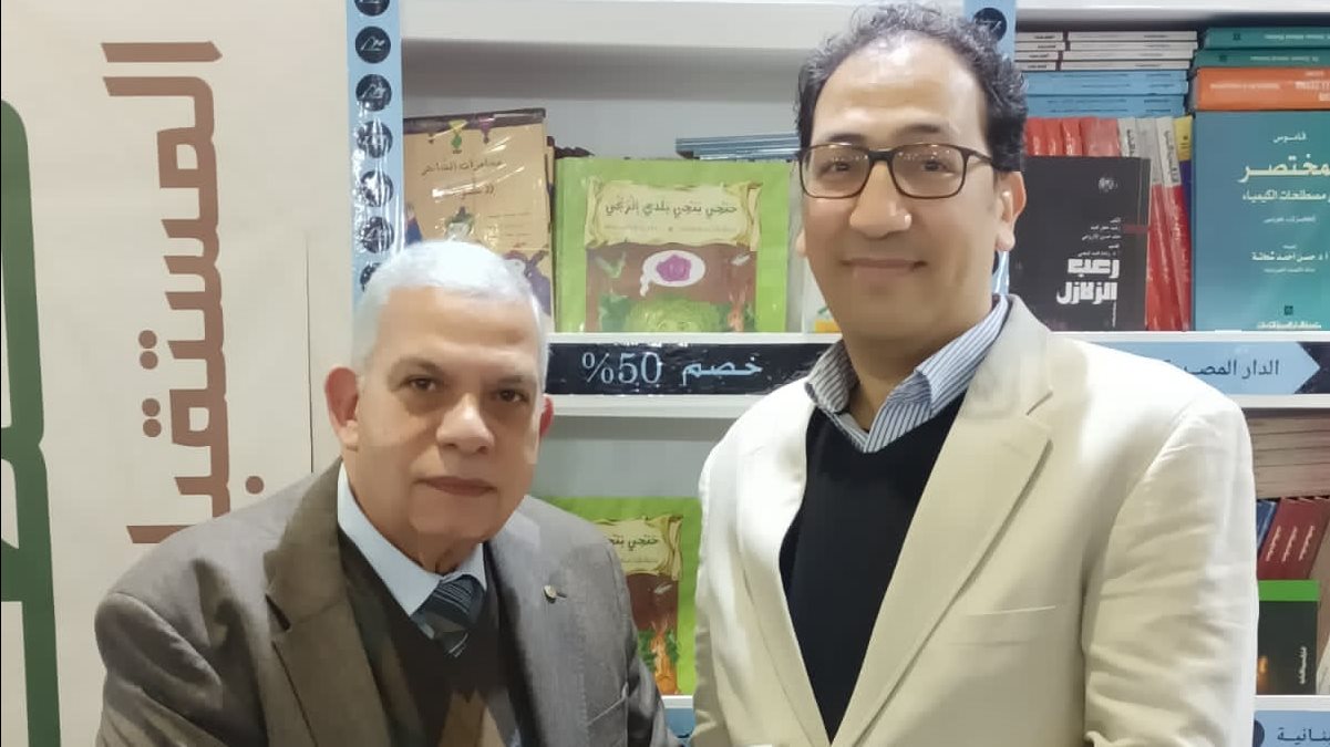 د. محمد الشحات خلال تواجده بمعرض الكتاب
