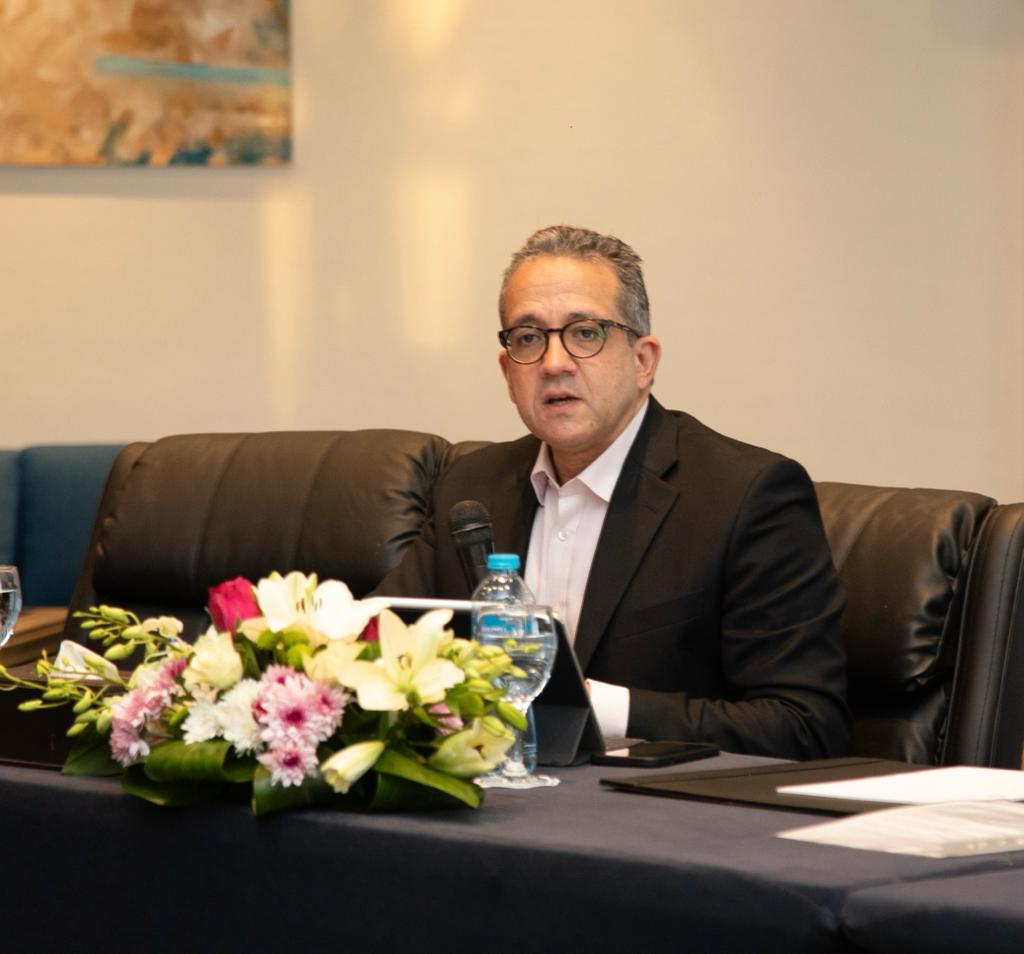 وزير السياحة والآثار 
