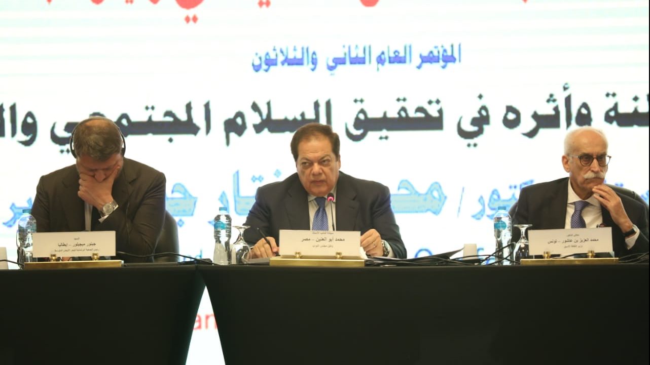 محمد أبو العينين خلال إدارته للجلسة