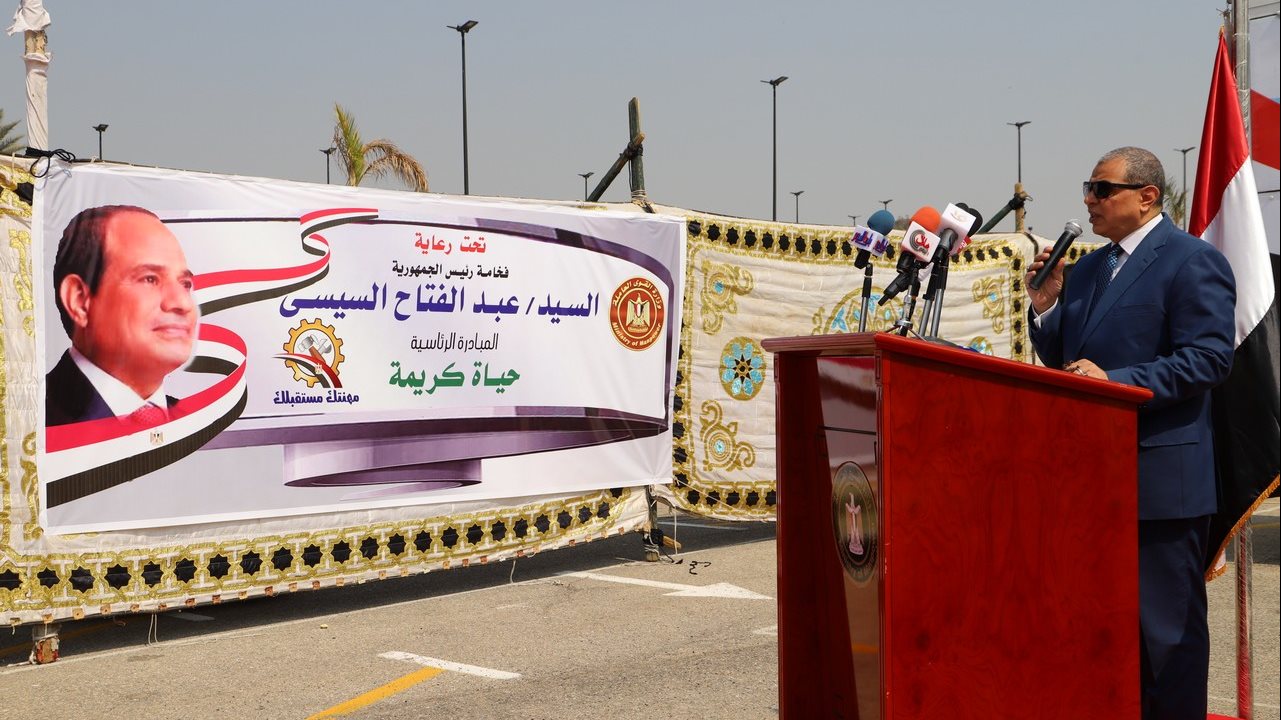 وزير القوي العاملة في صورة ارشيفية