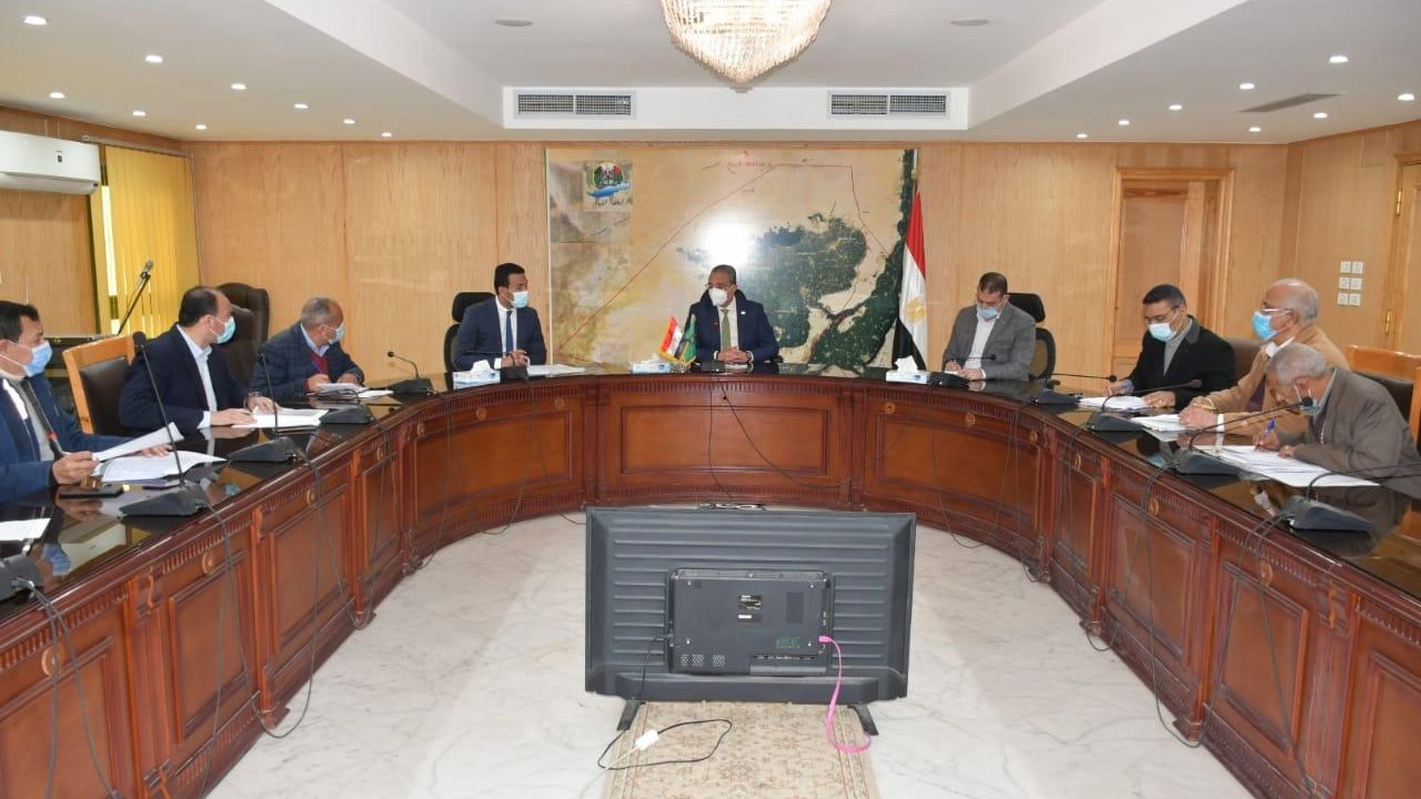 محافظ الفيوم أثناء اللقاء