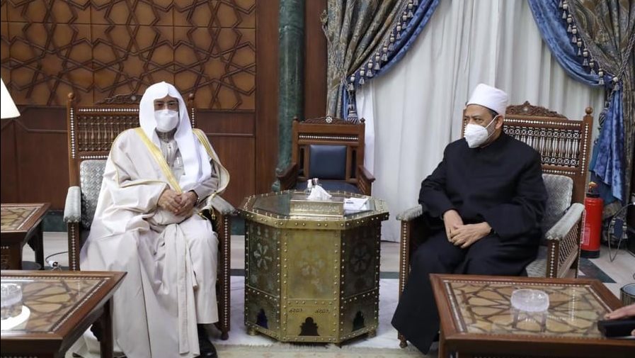 شيخ الأزهر خلال استقباله لوزير الشؤون الإسلامية السعودي شيخ الأزهر خلال استقباله لوزير الشؤون الإسلامية السعودي