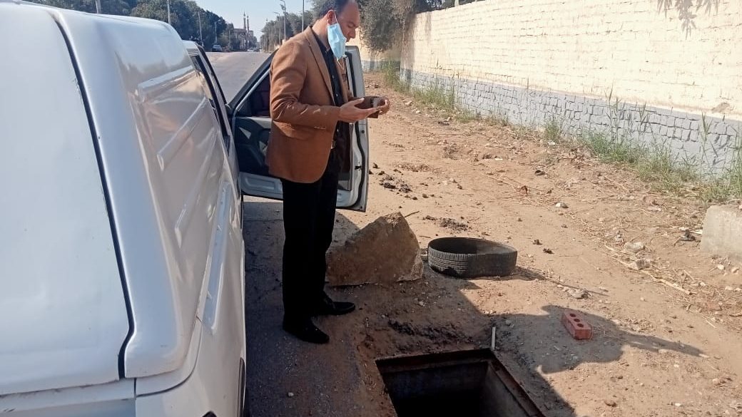 المحاسب مراد مسعود اثناء تفقد بعض غرف الصرف الصحى 