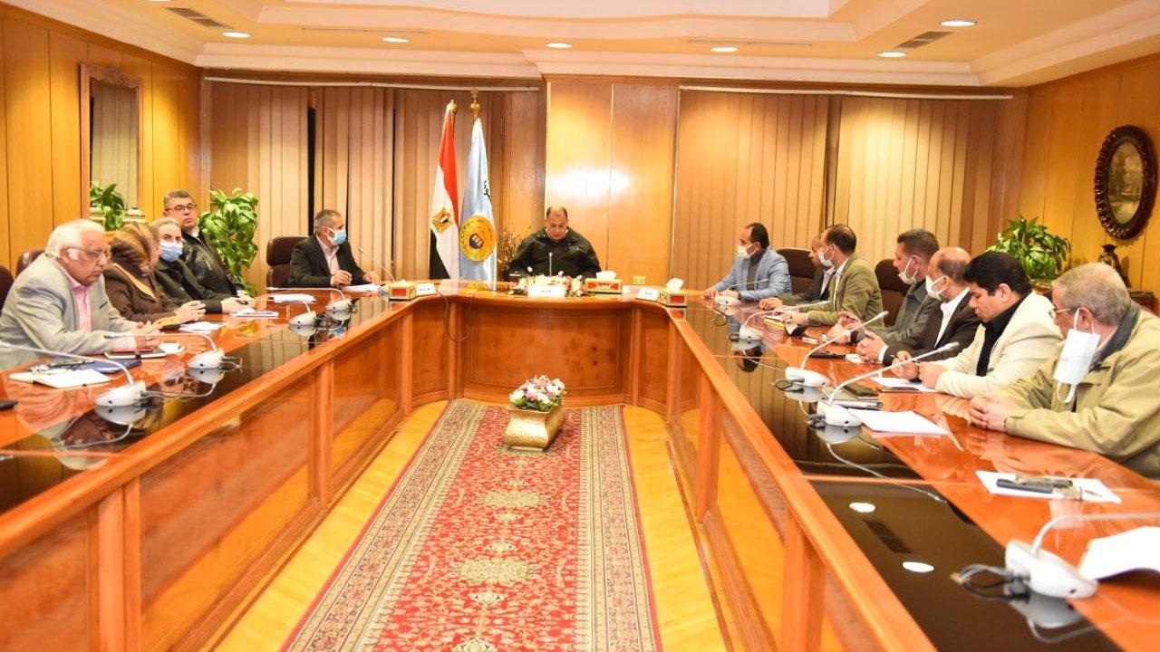 محافظ أسيوط يبحث الموقف التنفيذى لمنظومة تقنين الأراضي 