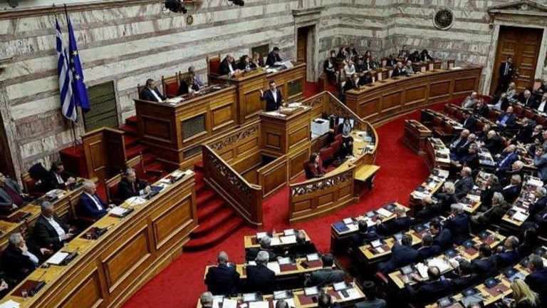 برلمان اليونان يوافق على صفقات أسلحة مع توترات بحر إيجه