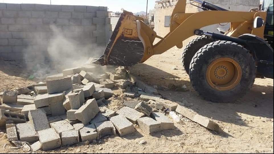 إزالة أسوار مخالفة في الحسنة