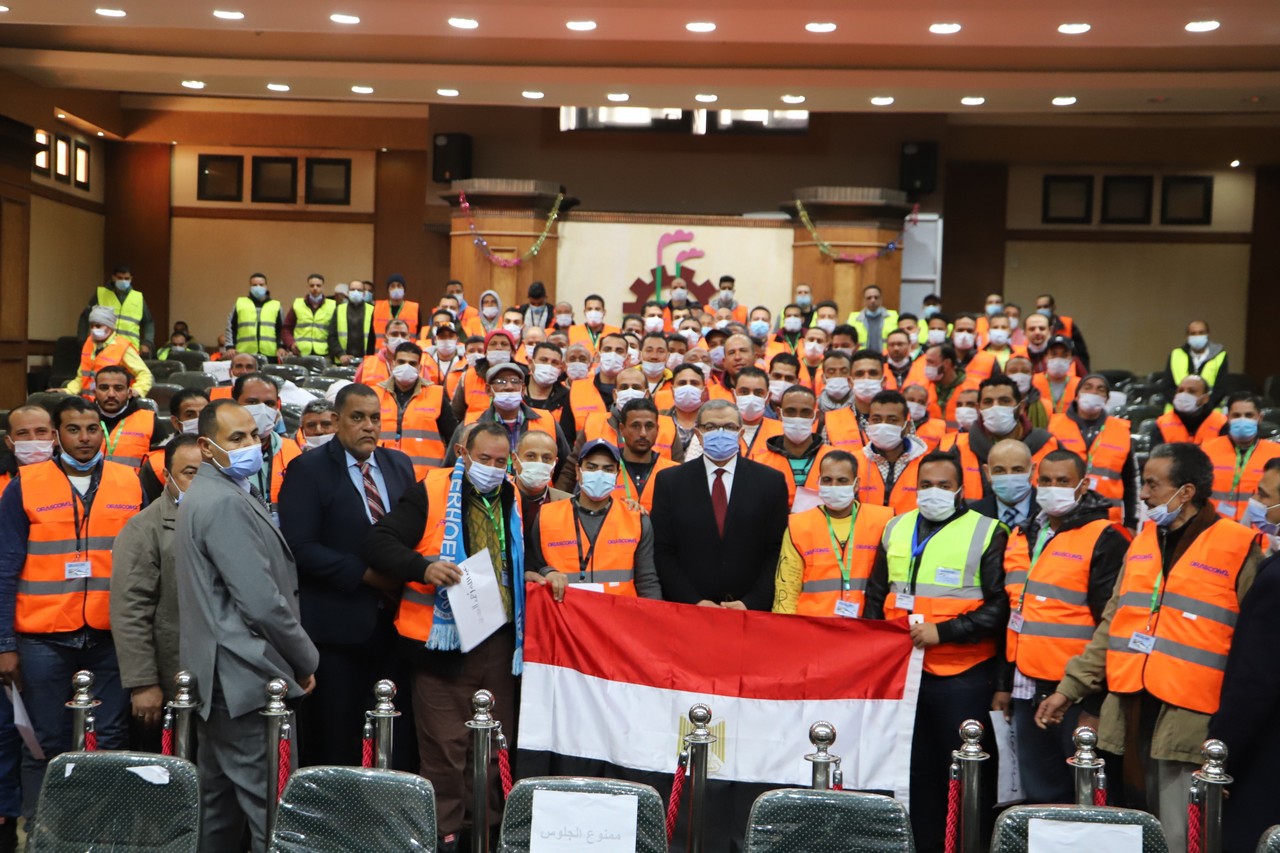 وزير القوي العاملة مع العمالة غير المنتظمة بأراسكوم