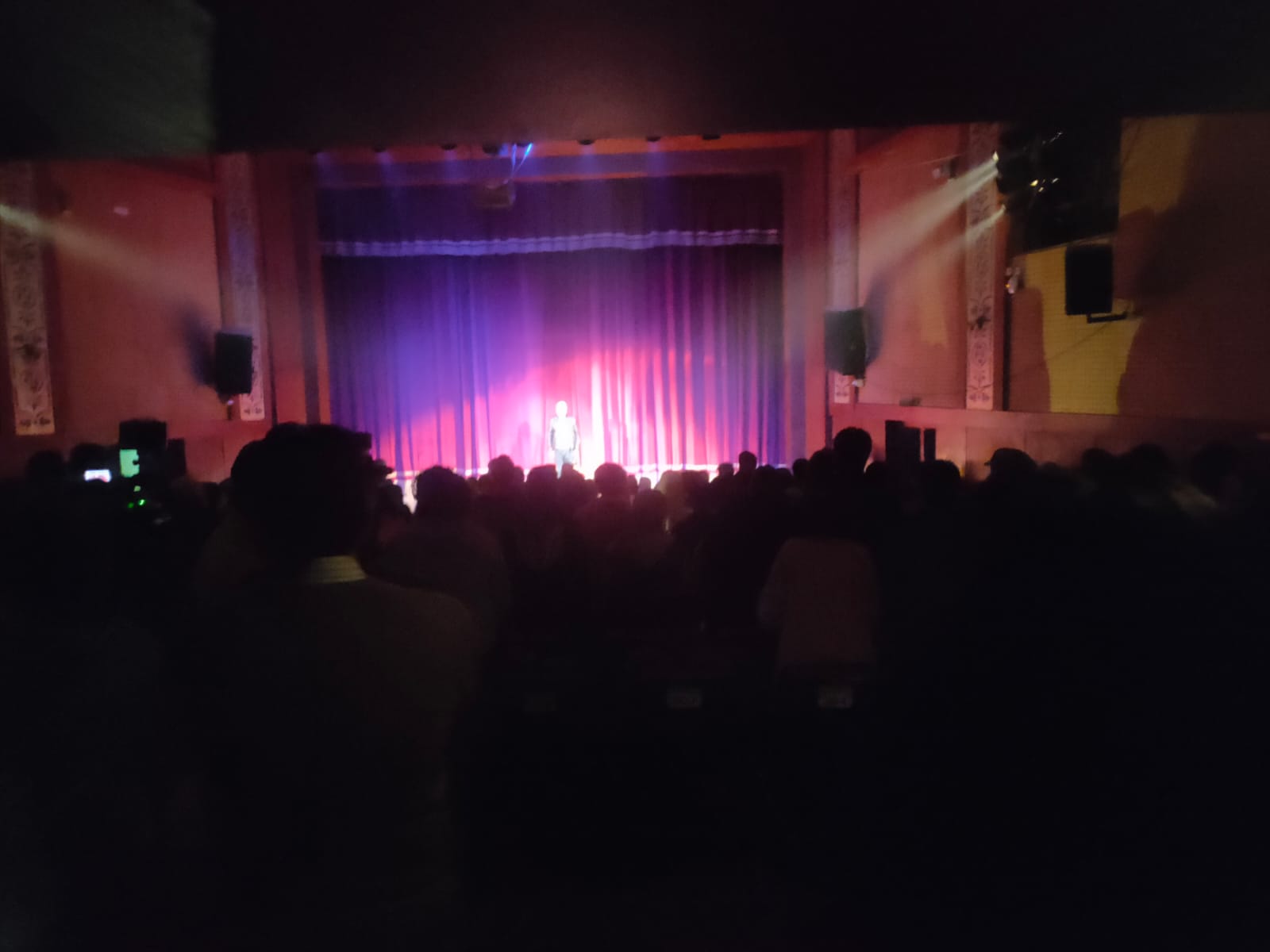 العرض المسرحي المسرح وحشنا