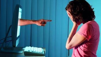 المتحرشين عاطفيا عبر منصات التواصل