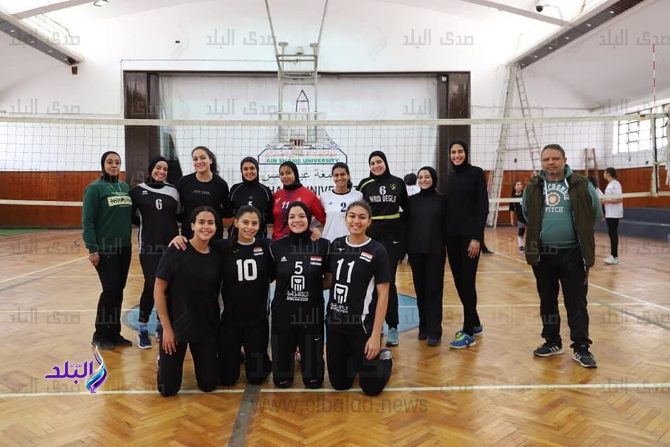 منتخب جامعة عين شمس لكرة الطائرة طالبات يفوز على الألمانية الدولية بدورة الجامعات المصرية