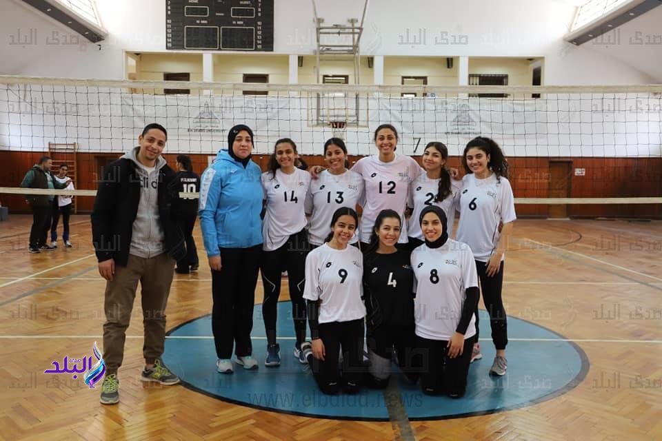 منتخب جامعة عين شمس لكرة الطائرة طالبات يفوز على الألمانية الدولية بدورة الجامعات المصرية