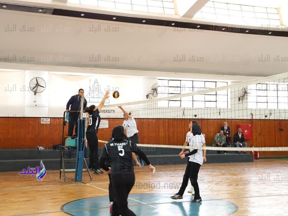منتخب جامعة عين شمس لكرة الطائرة طالبات يفوز على الألمانية الدولية بدورة الجامعات المصرية