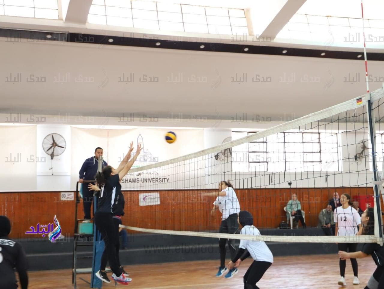 منتخب جامعة عين شمس لكرة الطائرة طالبات يفوز على الألمانية الدولية بدورة الجامعات المصرية