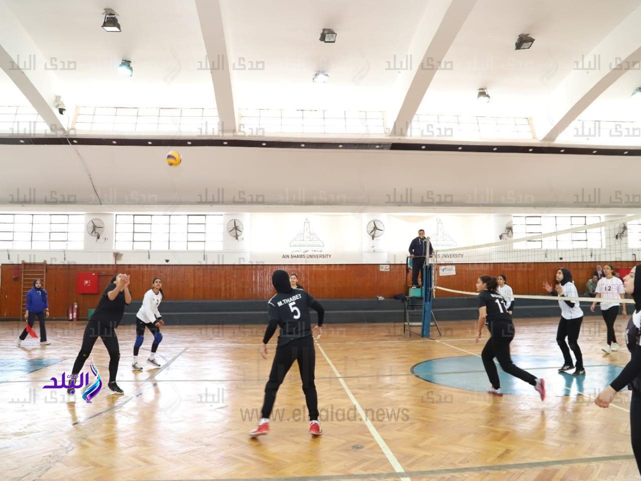منتخب جامعة عين شمس لكرة الطائرة طالبات يفوز على الألمانية الدولية بدورة الجامعات المصرية