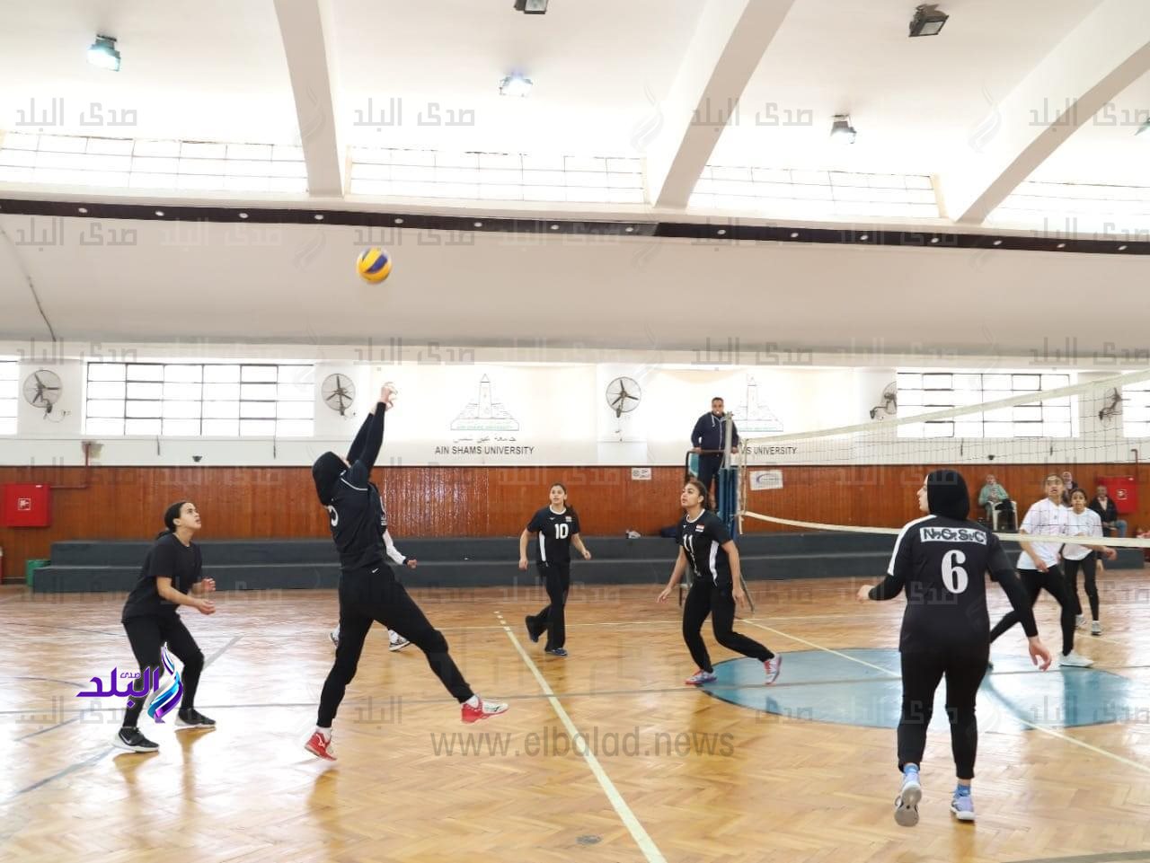 منتخب جامعة عين شمس لكرة الطائرة طالبات يفوز على الألمانية الدولية بدورة الجامعات المصرية