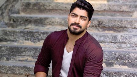 الفنان مينا عطا