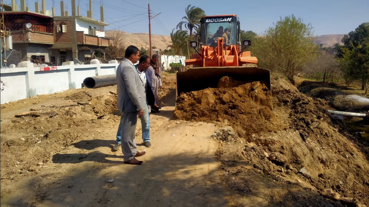 رئيس مركز ساحل سليم يتفقد أعمال تنفيذ مشروعات  حياة كريمة 