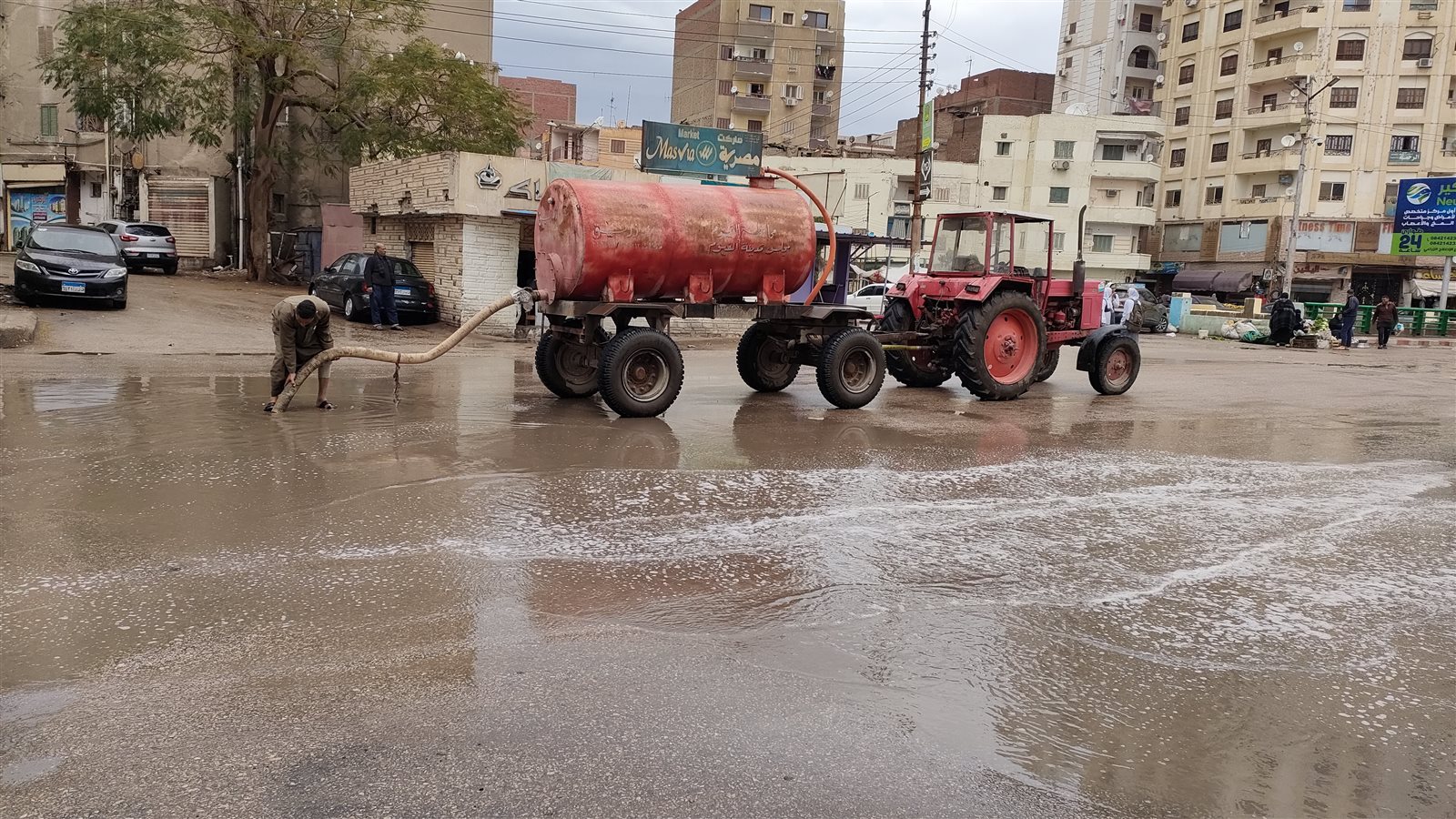 معدات مركز ومدينة الفيوم  فى شوارع الفيوم لسحب مياه الامطار