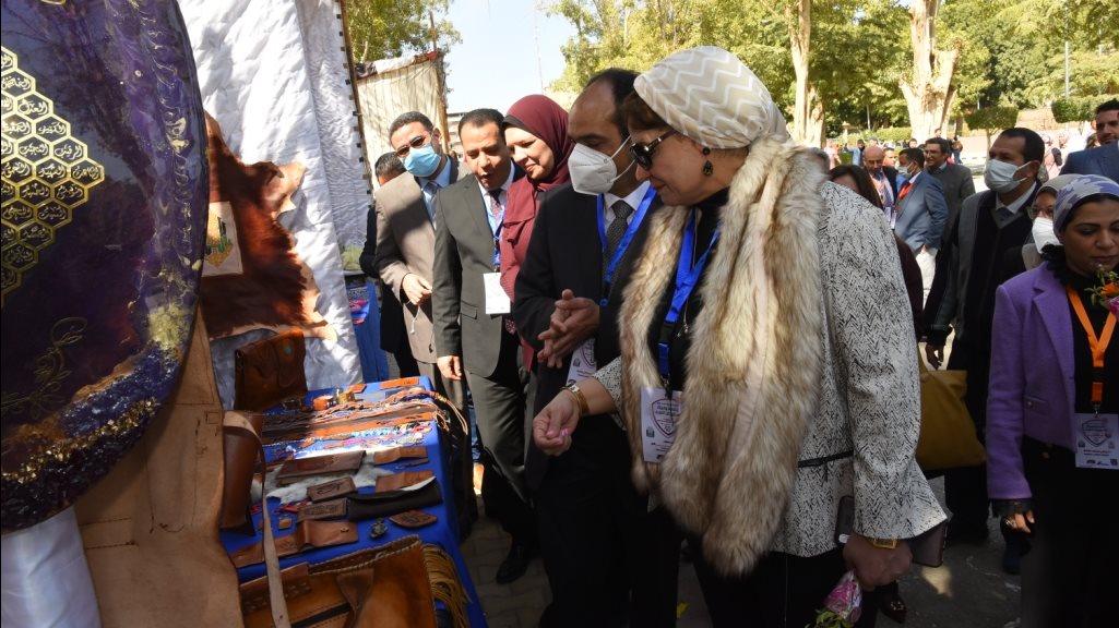 نائب رئيس جامعة أسيوط تتفقد مشروع شارع الحضارة 