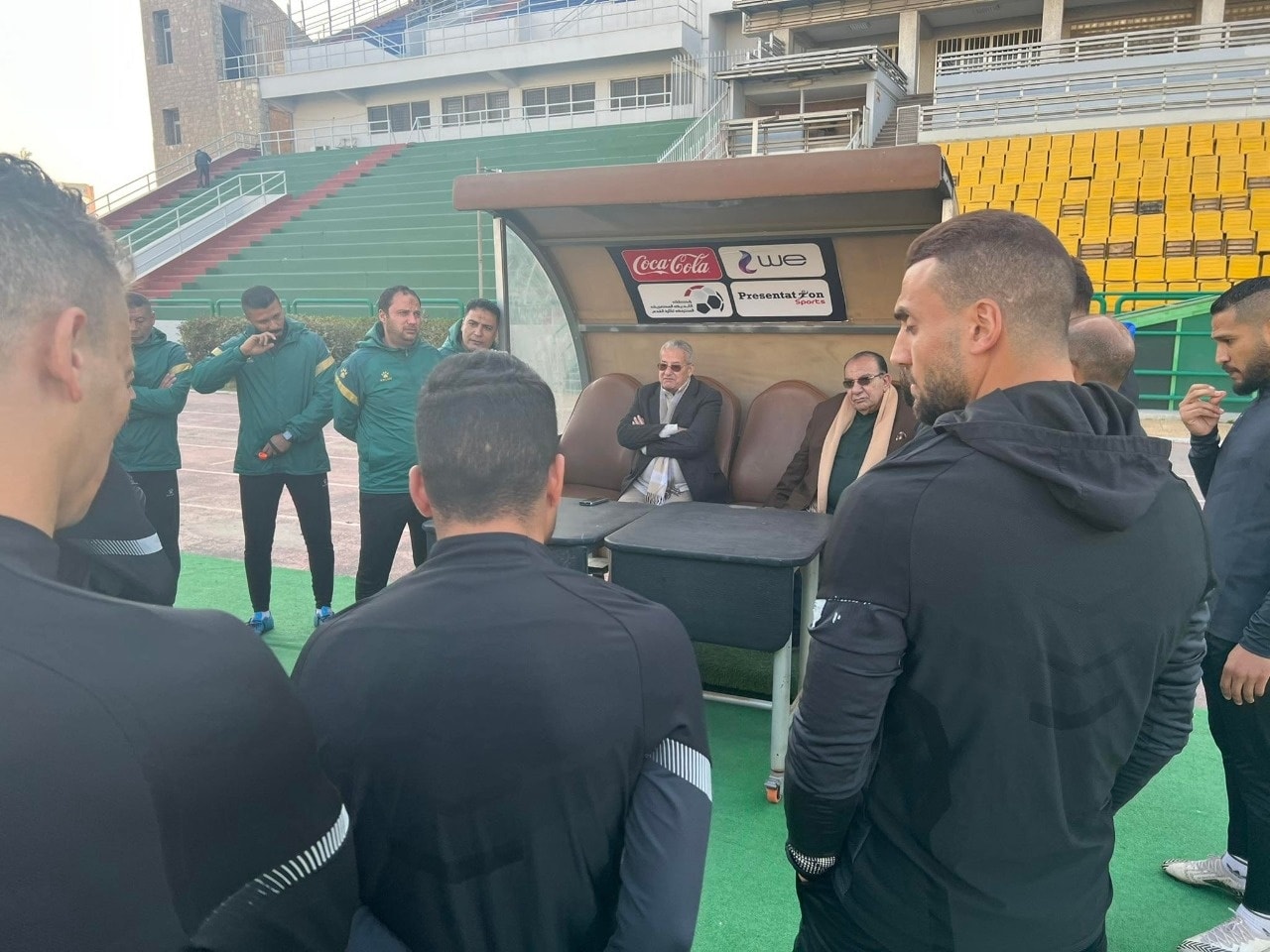 رئيس المقاولون العرب يحفز اللاعبين قبل مواجهة سموحة
