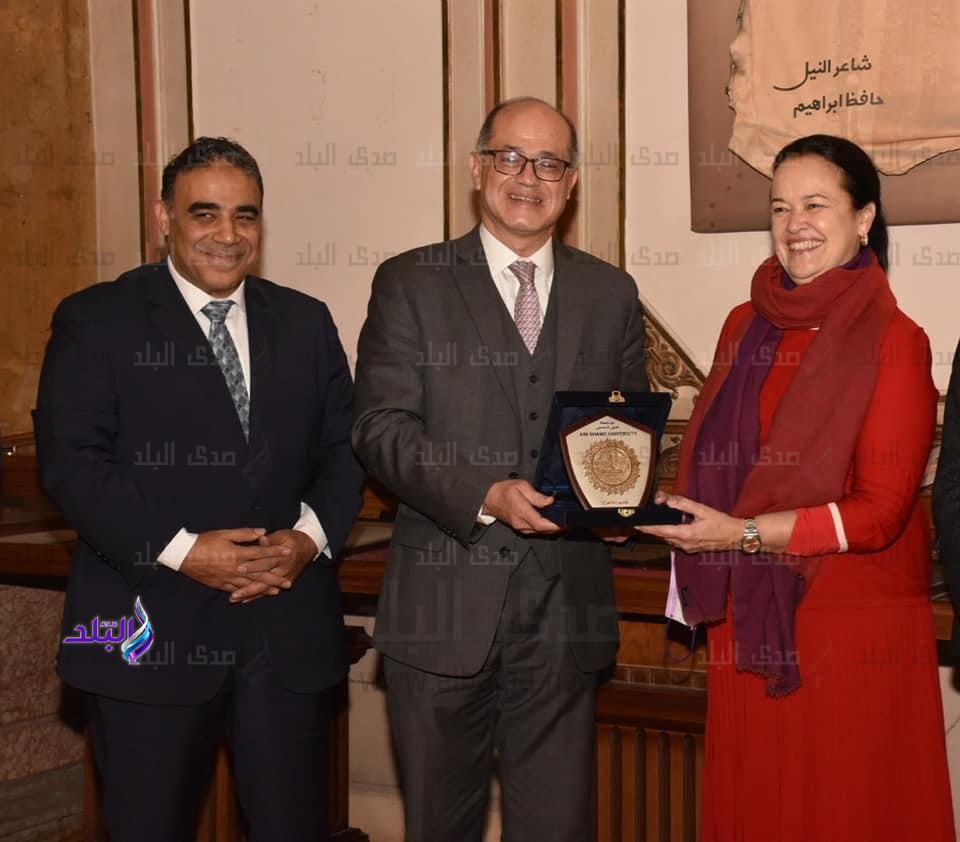 نائب رئيس جامعة عين شمس للدراسات العليا والبحوث يلتقي رئيس الجمعية الأوروبية للأورام