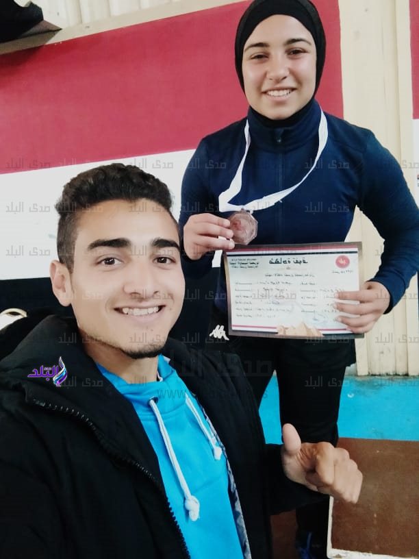 البطلة اسراء مع مدربها 