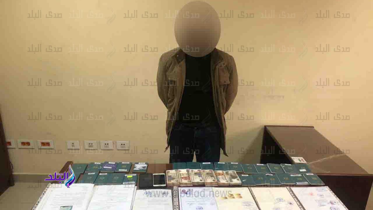 احد المتهمين وامامه المضبوطات