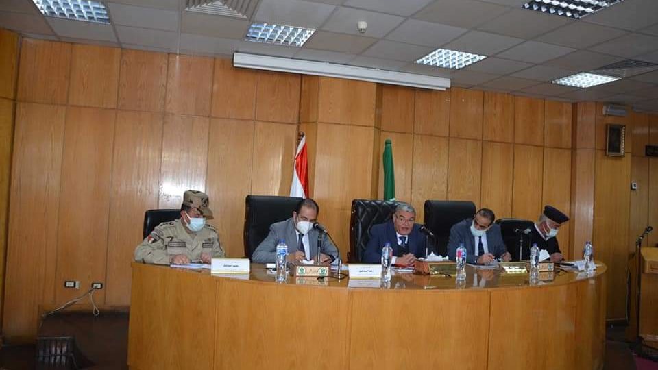 محافظ المنيا خلال الاجتماع 