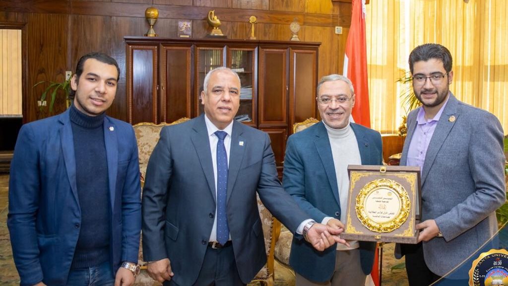 تقدير لدوره فى دعم الأنشطة الطلابية: اتحاد طلاب طنطا يهدي رئ
