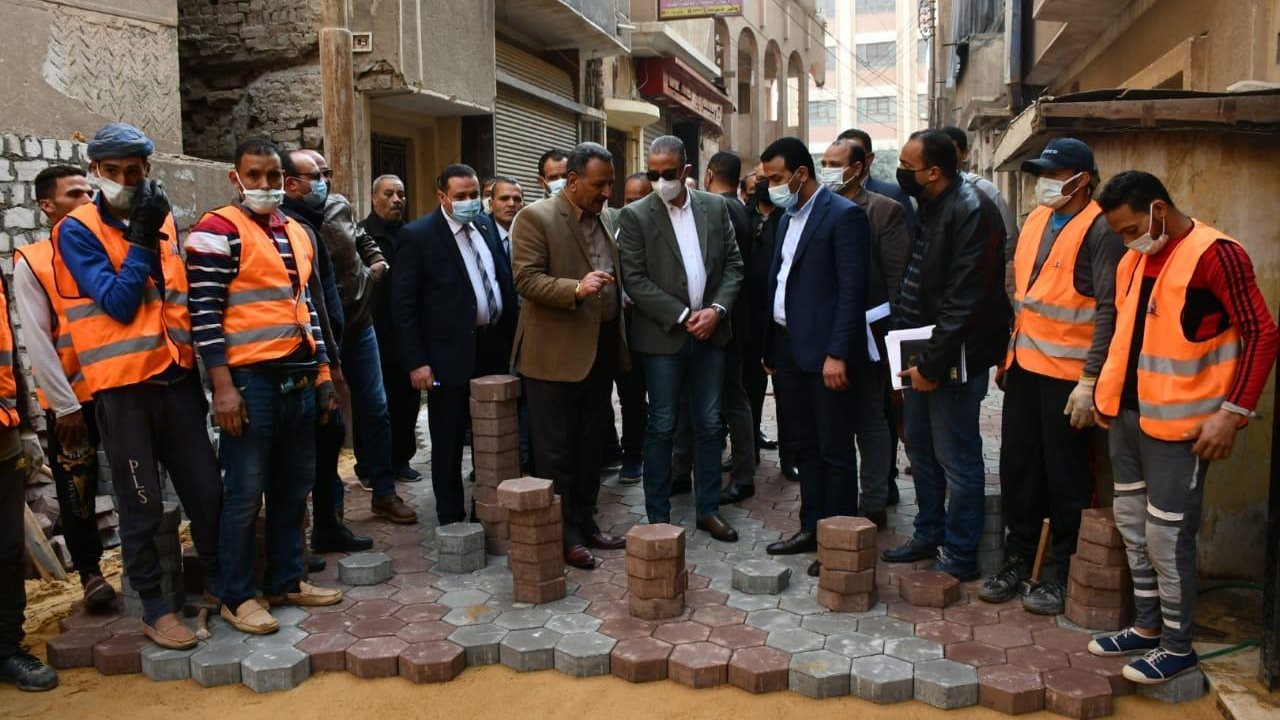محافظ الفيوم أثناء الجولة
