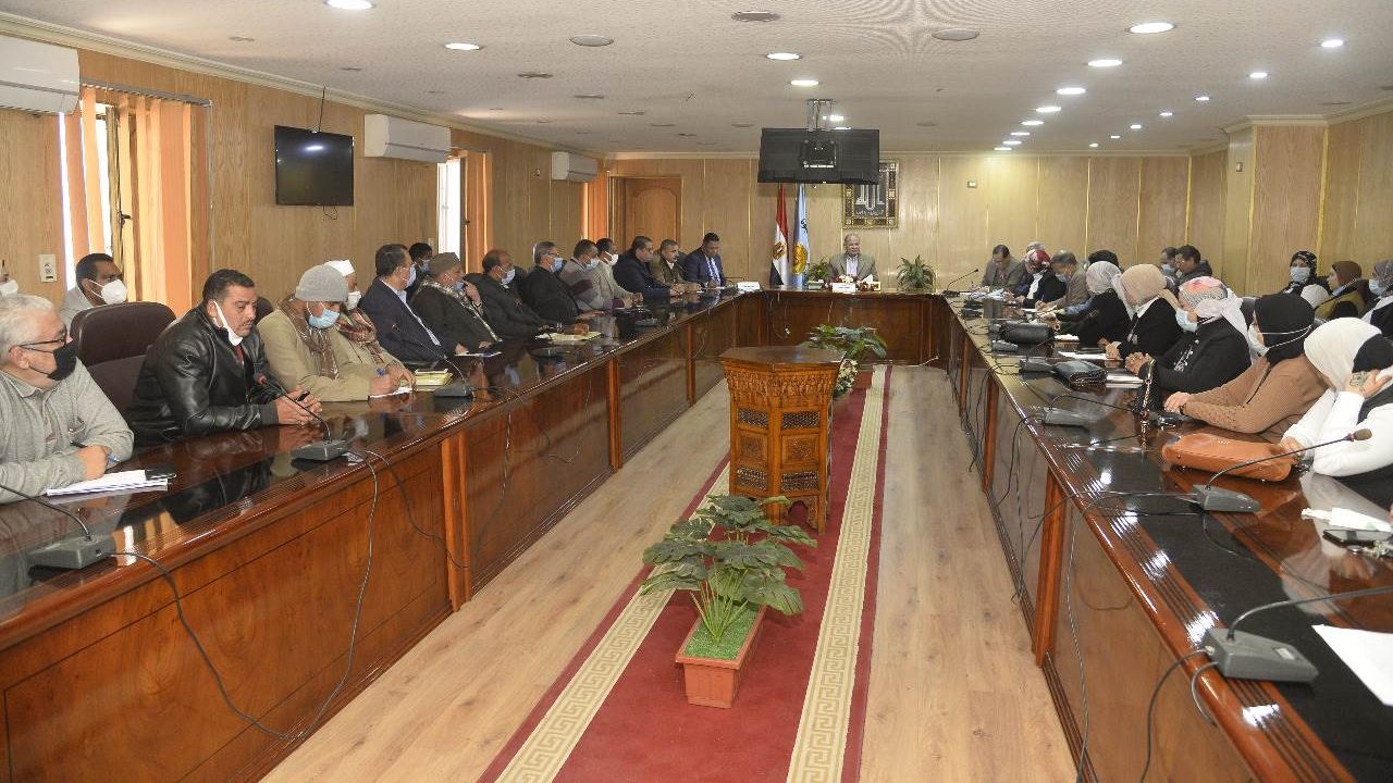 محافظ أسيوط يناقش المشاركة المجتمعية للمبادرة الرئاسية 