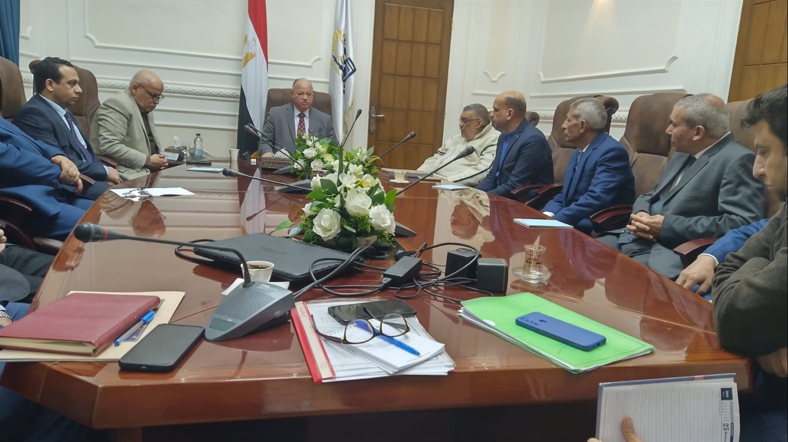 محافظ القاهرة يبحث دعم نقابة العاملين