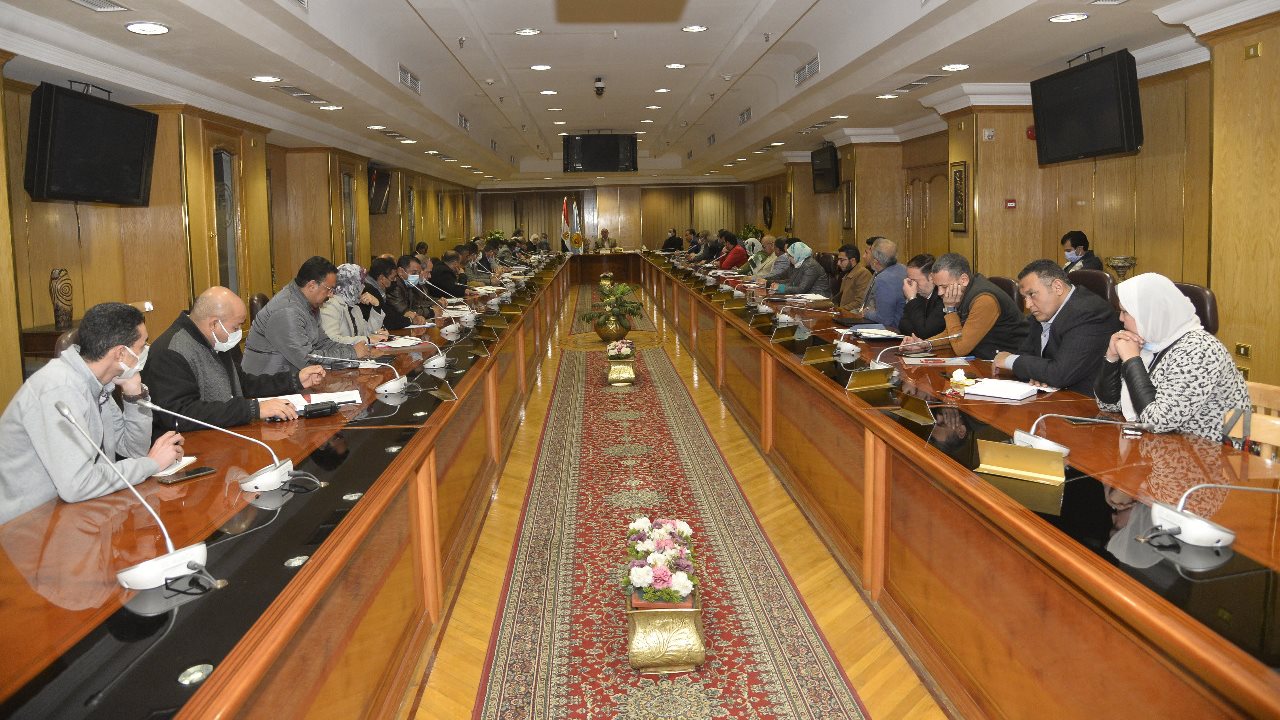 محافظ أسيوط يناقش الموقف التنفيذي لمشروعات المبادرة الرئاسية