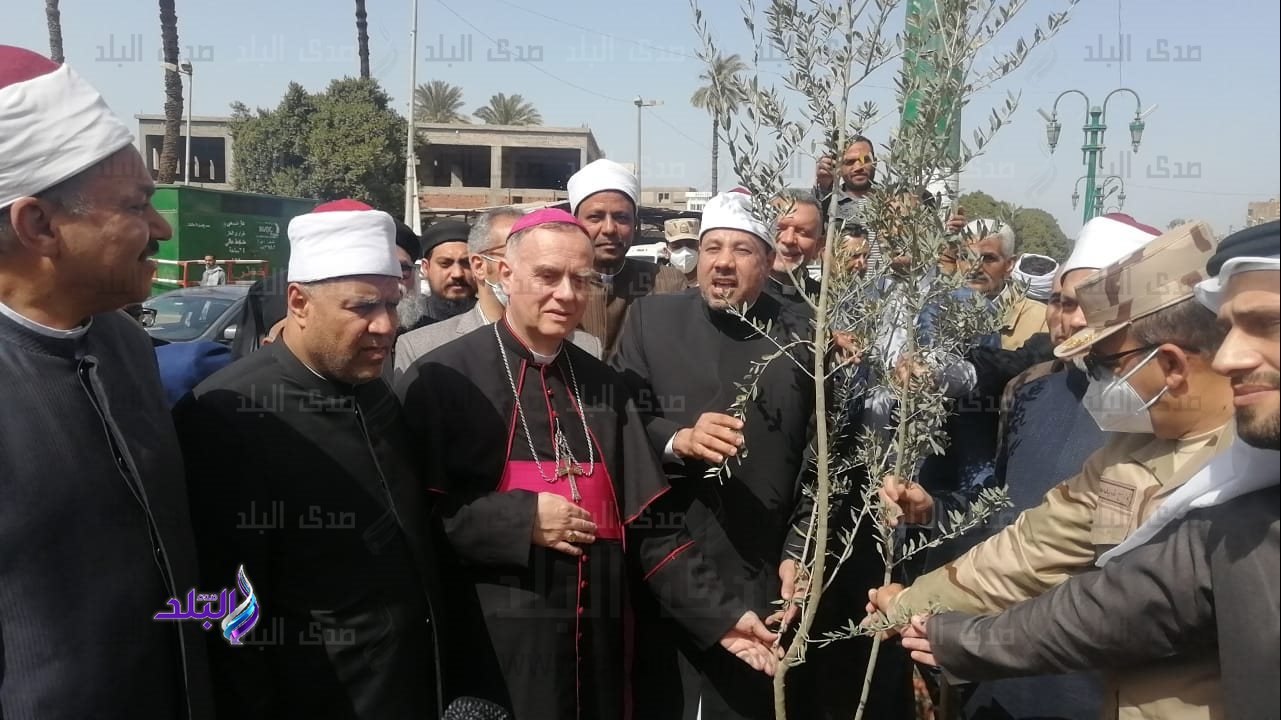 سفير الفاتيكان يغرس شجرة بمناسبة اليوم الدولي للاخوة