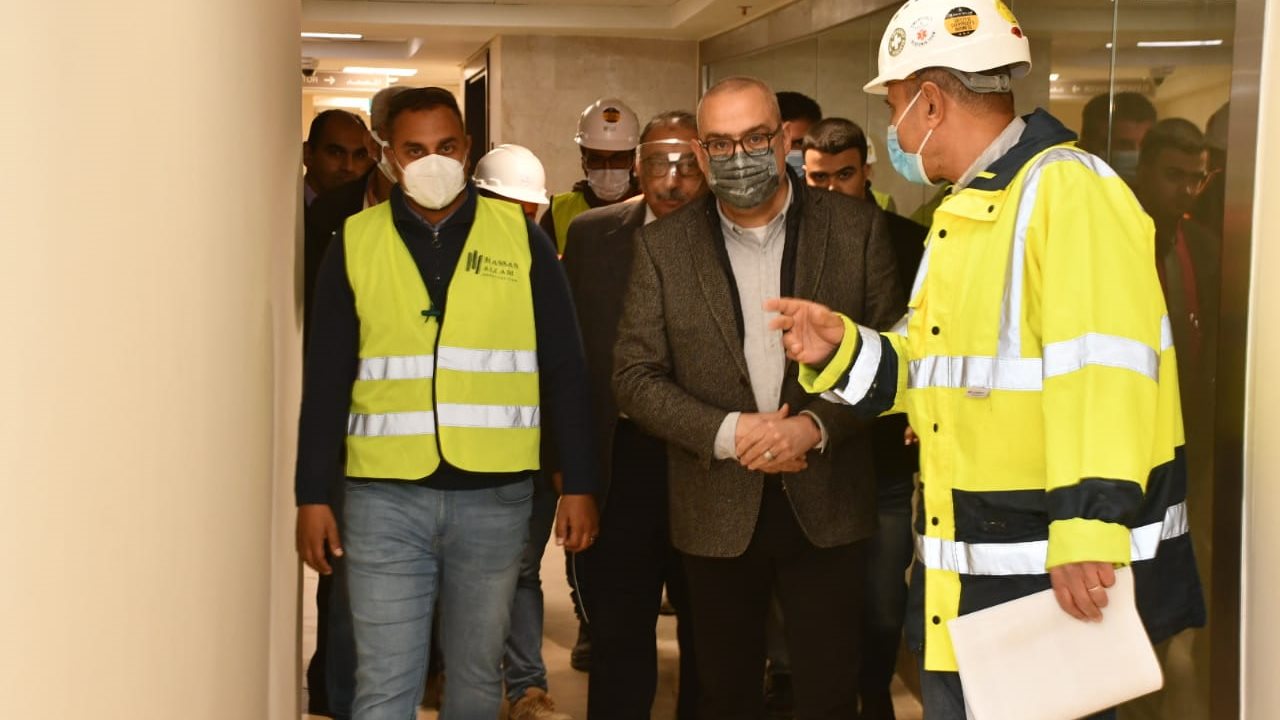 وزير الإسكان يتفقد مقر الوزارة بالعاصمة الإدارية الجديدة