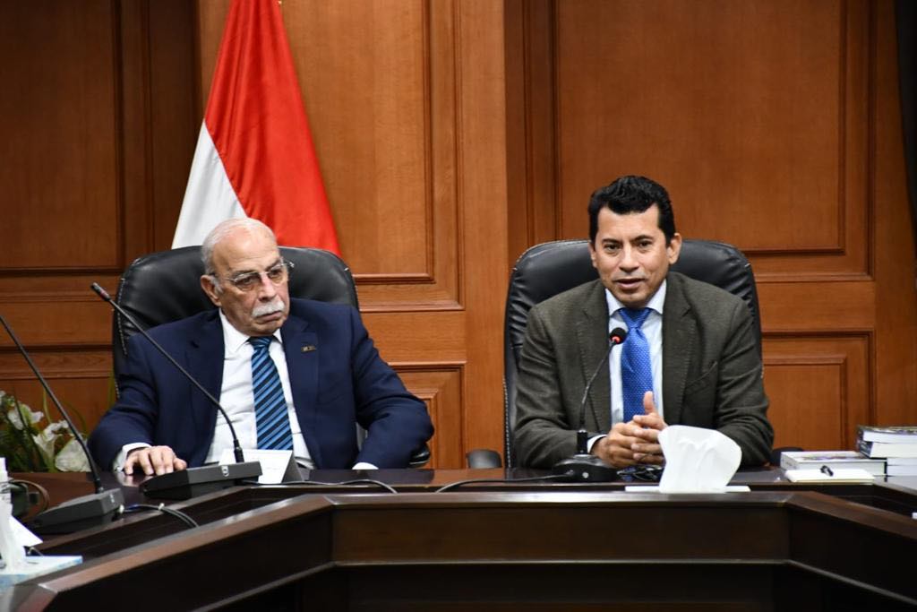 وزير الشباب والرياضة يجتمع مع اللجنة العلمية الاستشارية العل