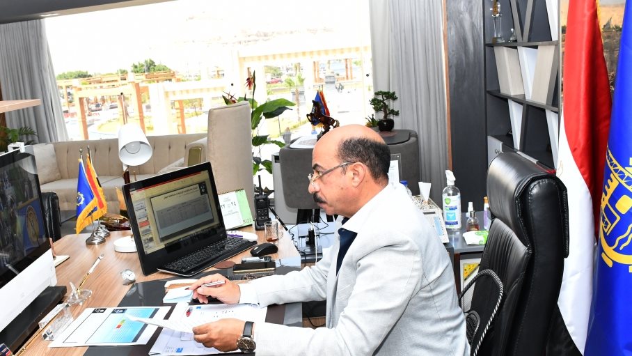 محافظ أسوان يشارك بإجتماع وزير التنمية المحلية مع المحافظين