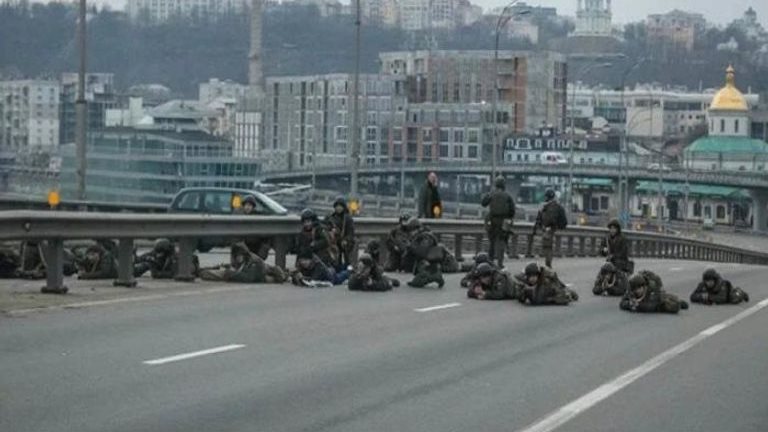 الجيش الروسي يقترب.. أوكرانيا تدفع بمركبات عسكرية بـ كييف