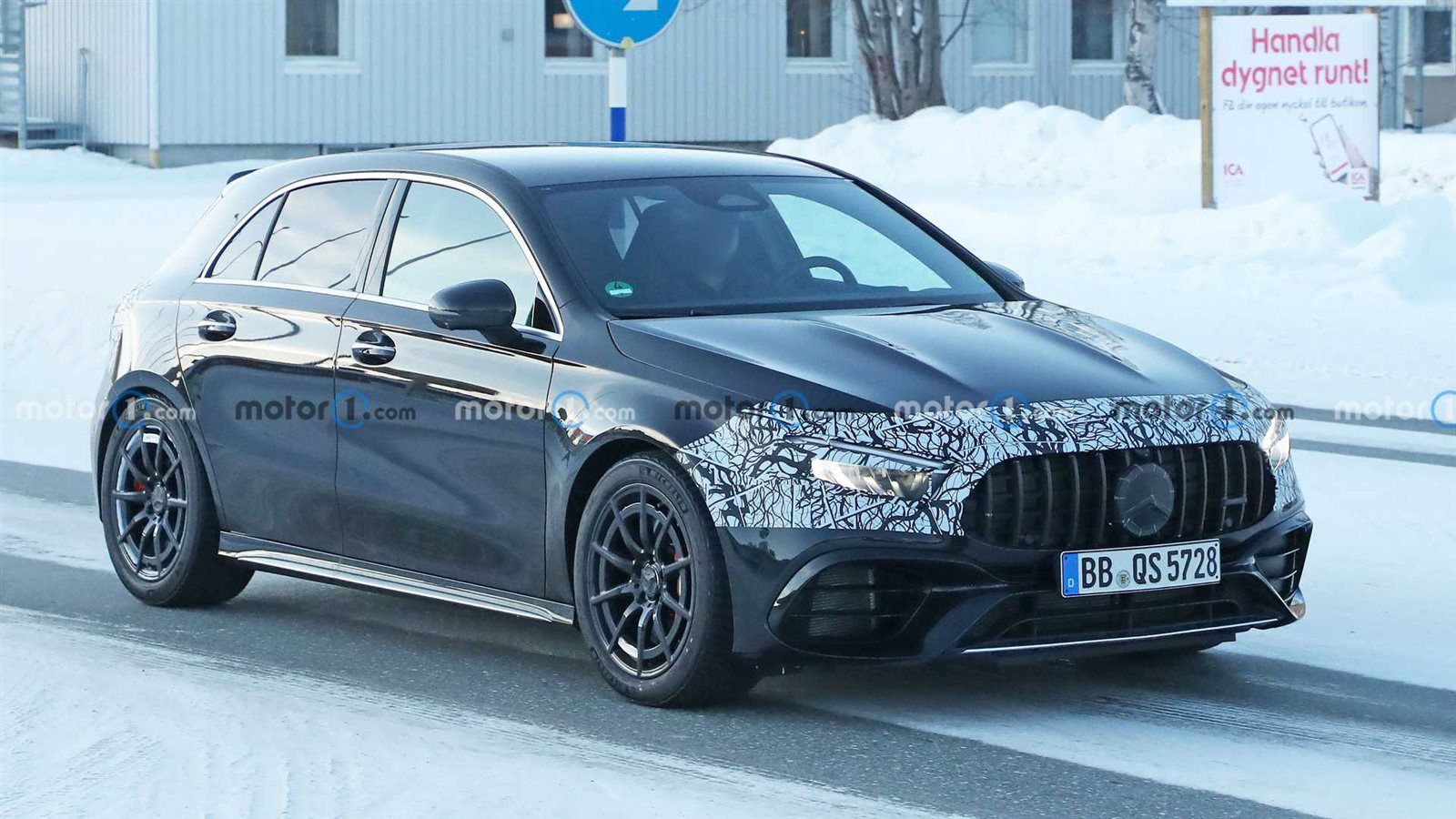  العدسات التجسسية ترصد سيارة مرسيدس A45 Facelift AMG 