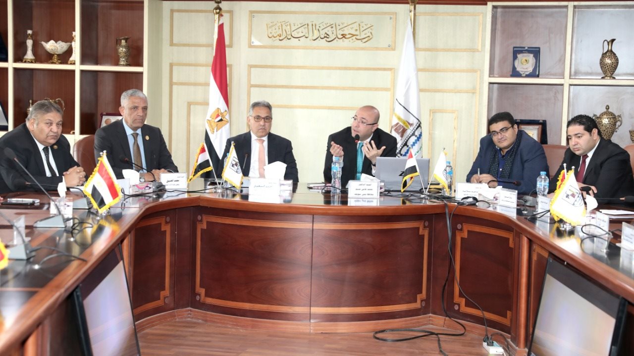 محافظ بني سويف ولجنة الإدارة المحلية 