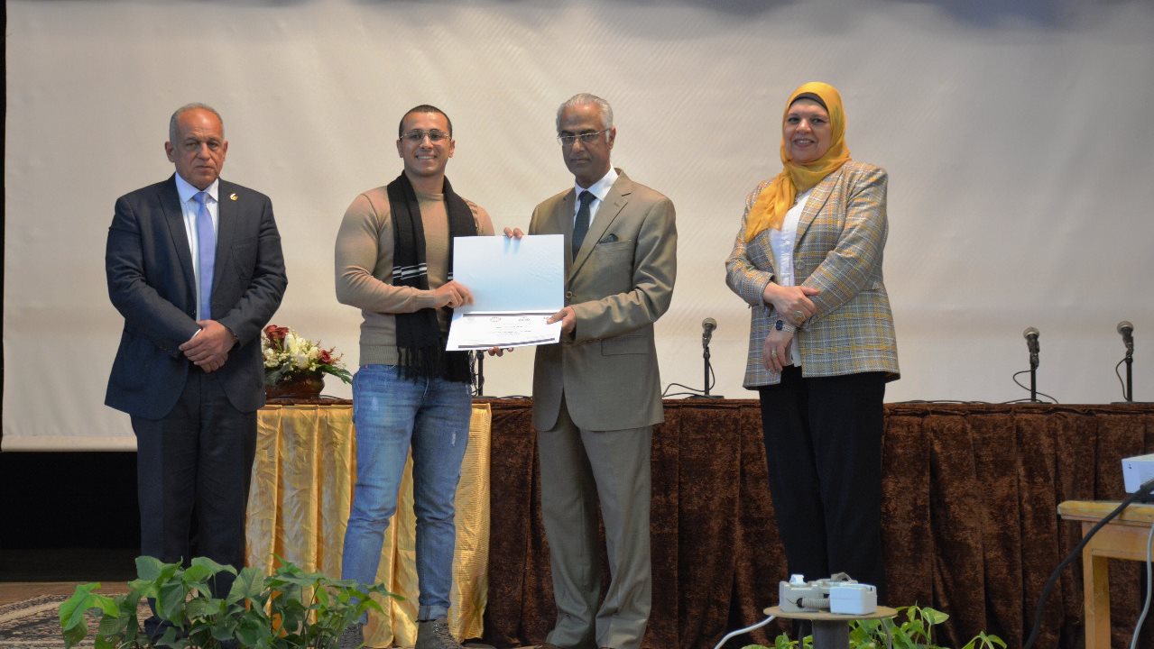 رئيس جامعة بورسعيد يكرم من اجتازوا تدريب معهد قومي للحوكمة