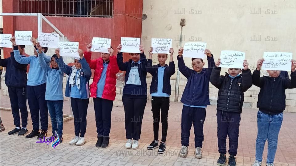 تلاميذ يرفعون لافتات تربوية في طابور الصباح
