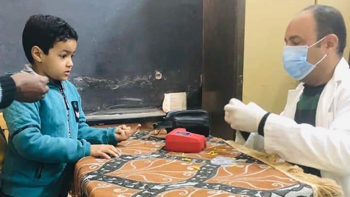 توقيع الكشف الطبي على المرضى بالمنيا 
